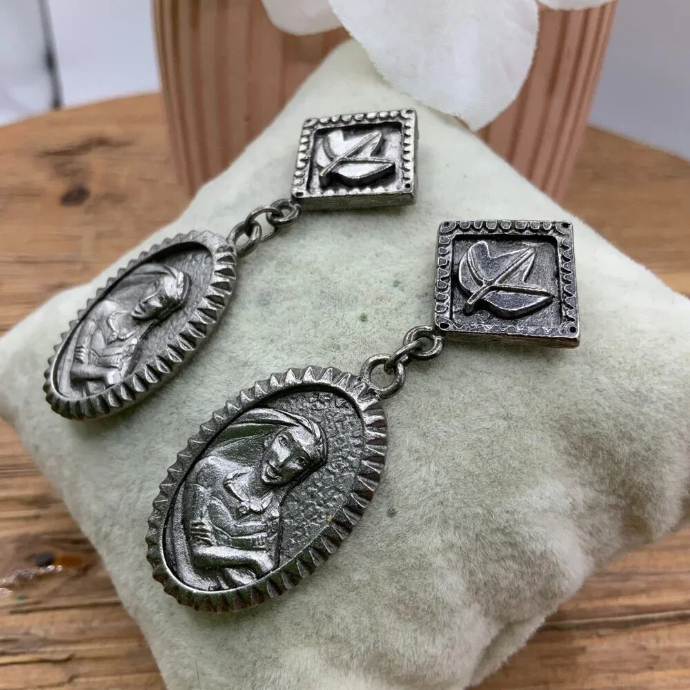 Disney Vintage Pewter Pocahontas Oval Dangle Leaf Design Stud Earrings - Picture 4 of 6